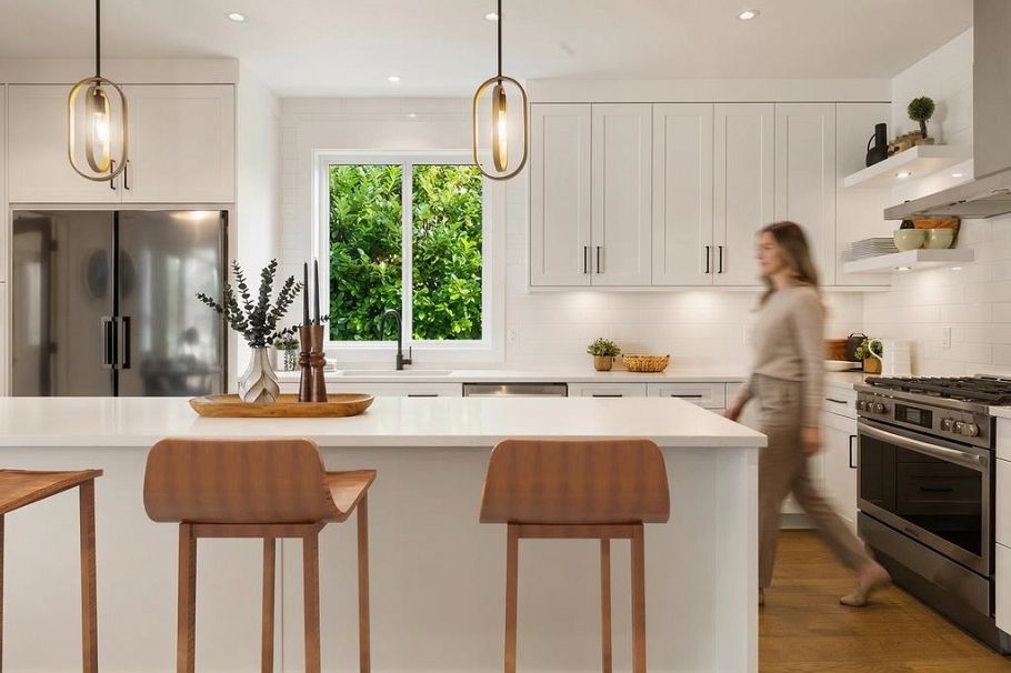 338 W 24th Street North Vancouver, BC - 2