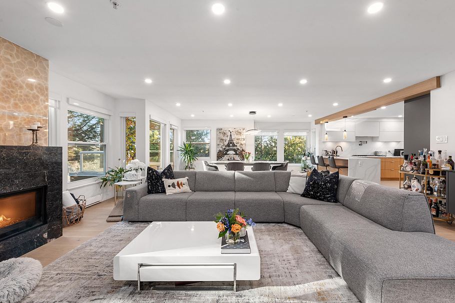 11 2425 Edgemont Boulevard North Vancouver, BC - 1