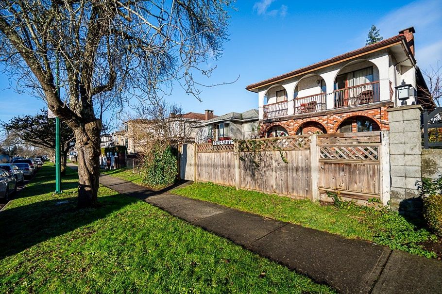 557 E 58th Avenue Vancouver, BC - 2