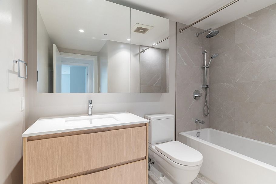 401 1500 Fern Street North Vancouver, BC - 24