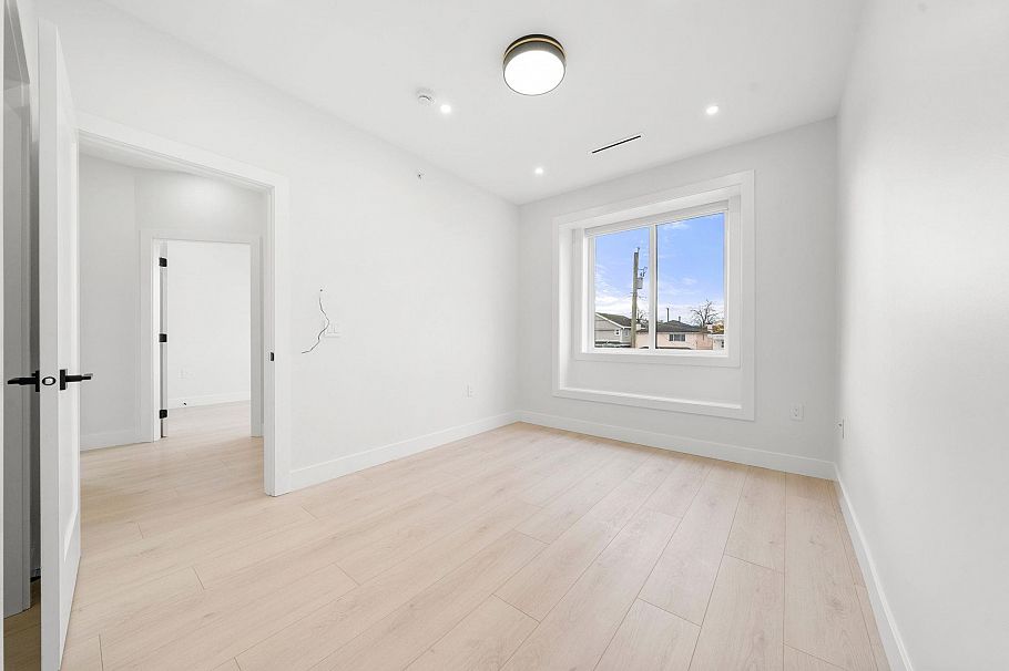 1 3274 E 44th Avenue Vancouver, BC - 36