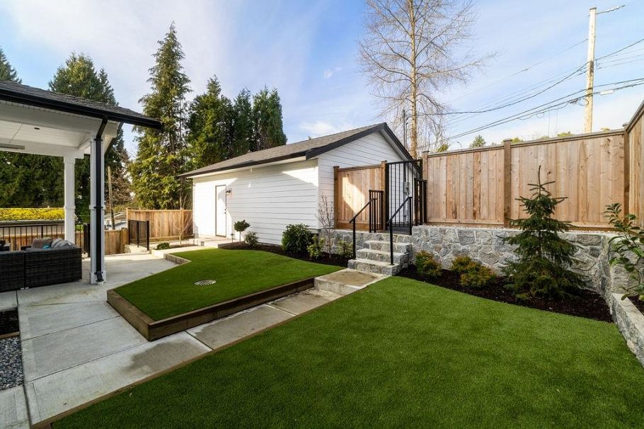 338 W 24th Street North Vancouver, BC - 35