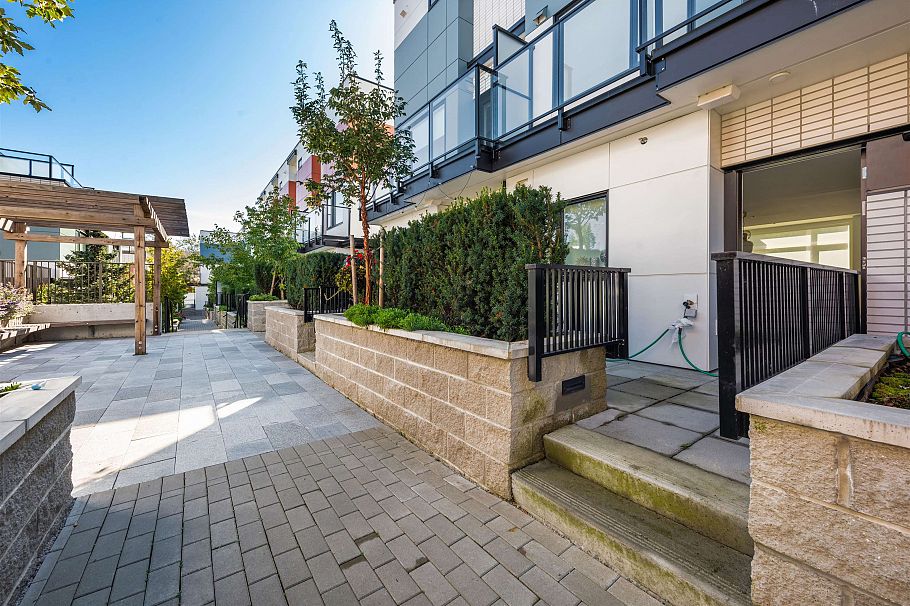 561 W 29th Avenue Vancouver, BC - 29