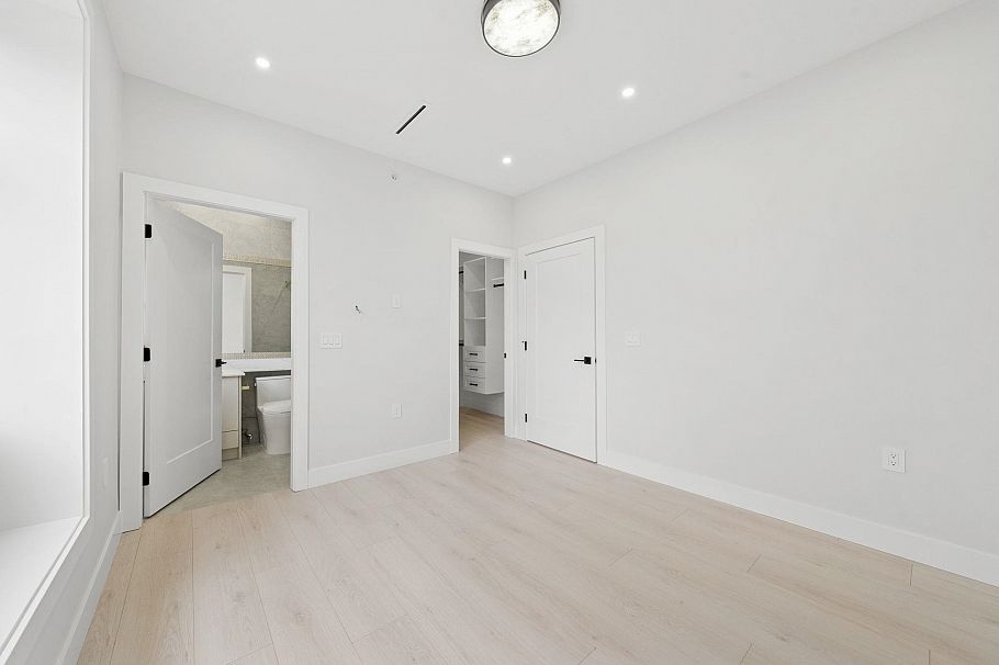 1 3274 E 44th Avenue Vancouver, BC - 29