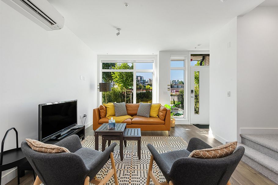 561 W 29th Avenue Vancouver, BC - 1