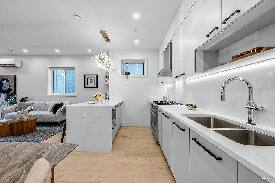 3172 W 26th Avenue Vancouver, BC - 4