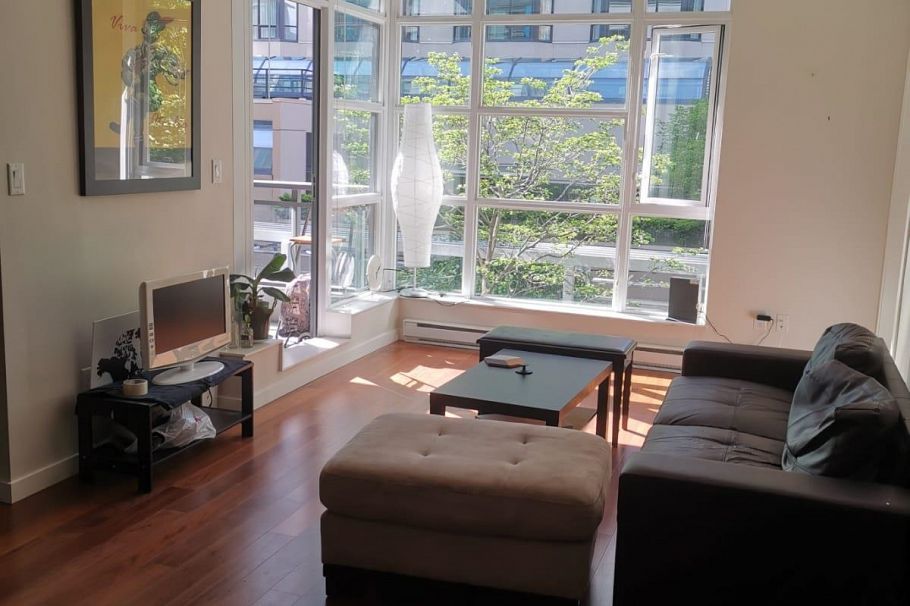 412 1205 Howe Street Vancouver, BC - 2