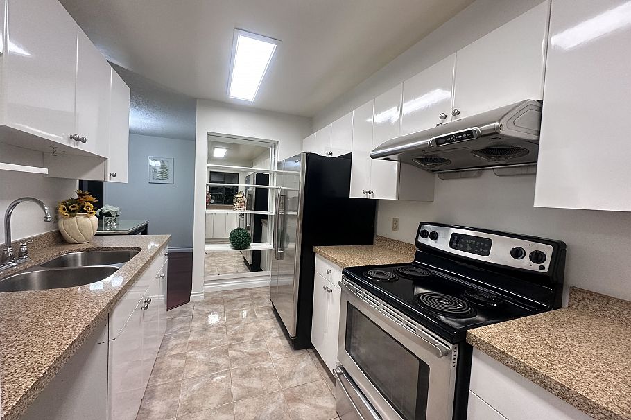 207 1080 Broughton Street Vancouver, BC - 4