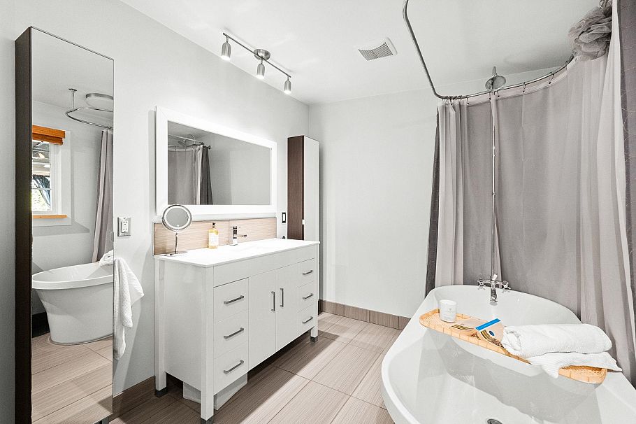 4462 Strathcona Road North Vancouver, BC - 23