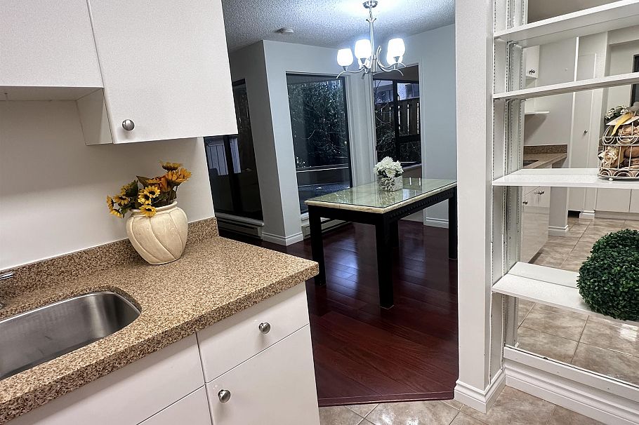 207 1080 Broughton Street Vancouver, BC - 3