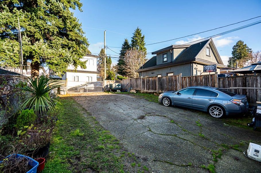 557 E 58th Avenue Vancouver, BC - 6