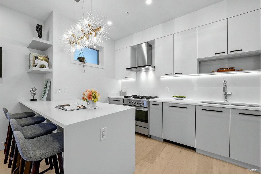 3172 W 26th Avenue Vancouver, BC - 5