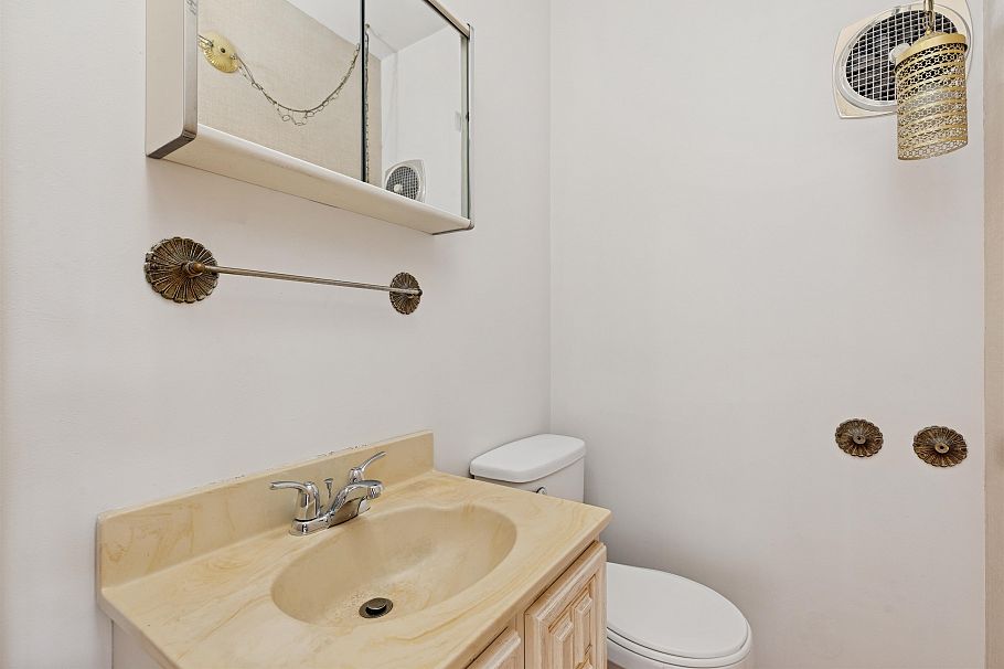 133 W 63rd Avenue Vancouver, BC - 9