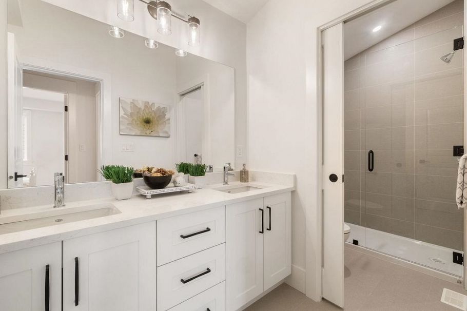 338 W 24th Street North Vancouver, BC - 24