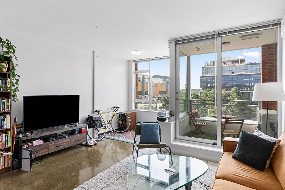 617 221 Union Street Vancouver, BC - 2