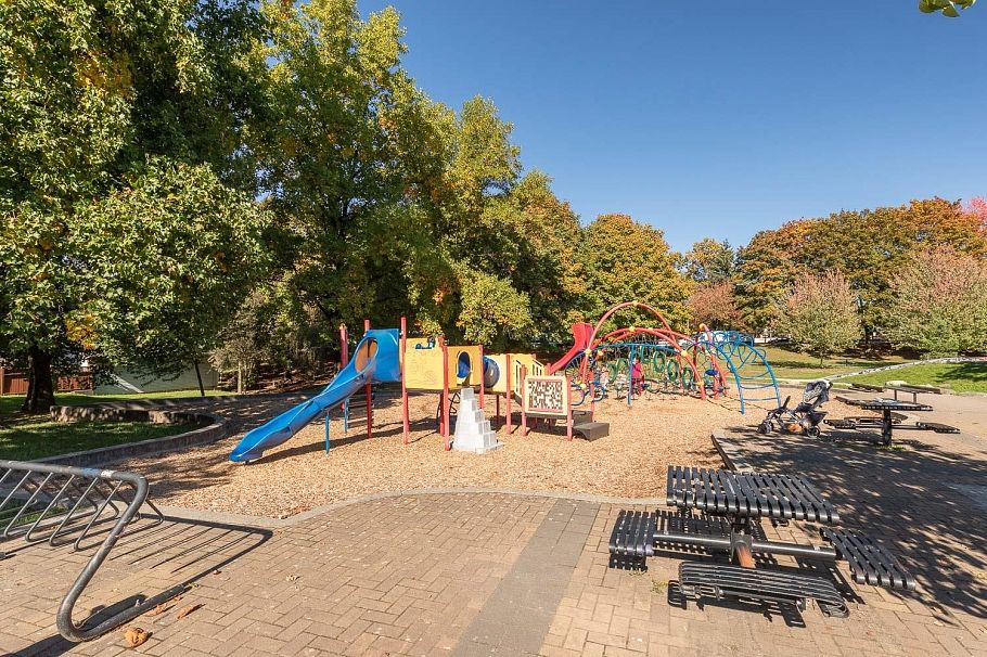 1082 E 10th Avenue Vancouver, BC - 37