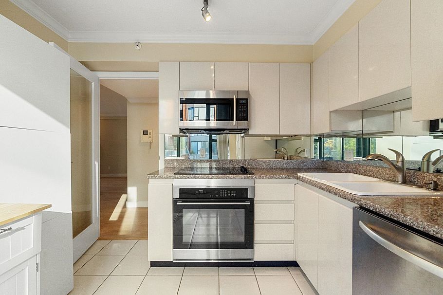 402 1818 Robson Street Vancouver, BC - 12