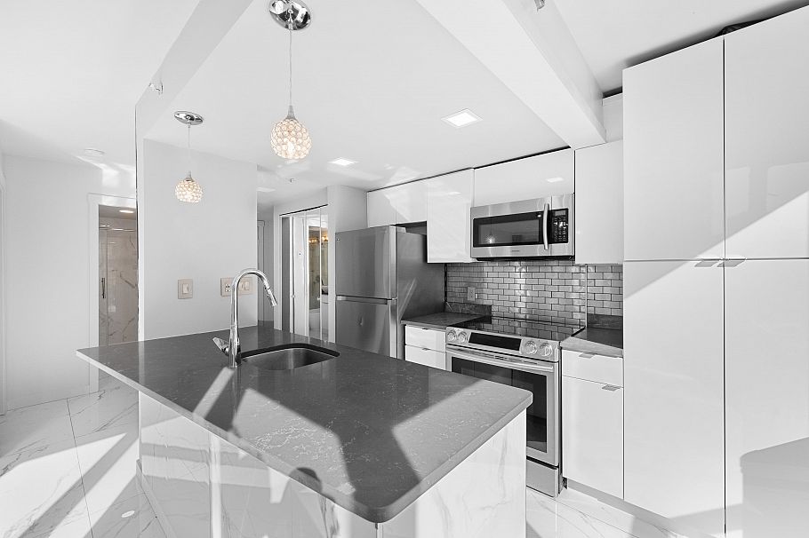 702 1188 Howe Street Vancouver, BC - 1