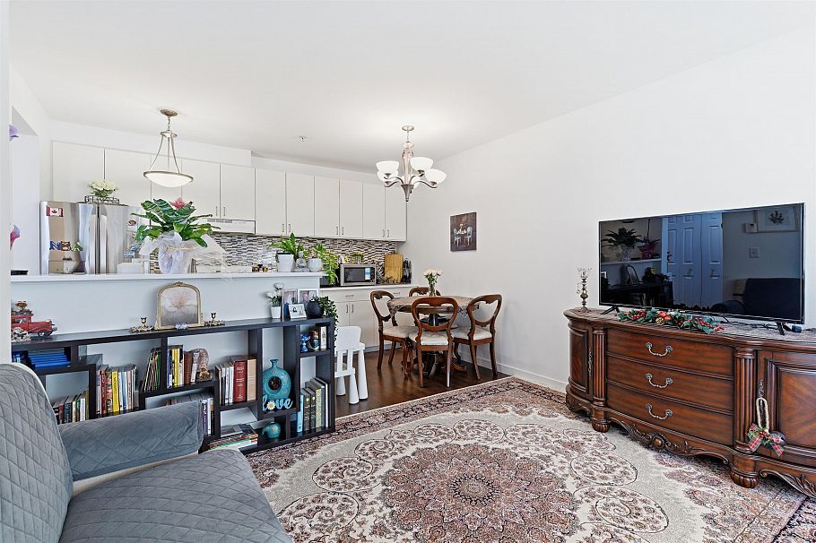 109 1033 St. Georges Avenue North Vancouver, BC - 5