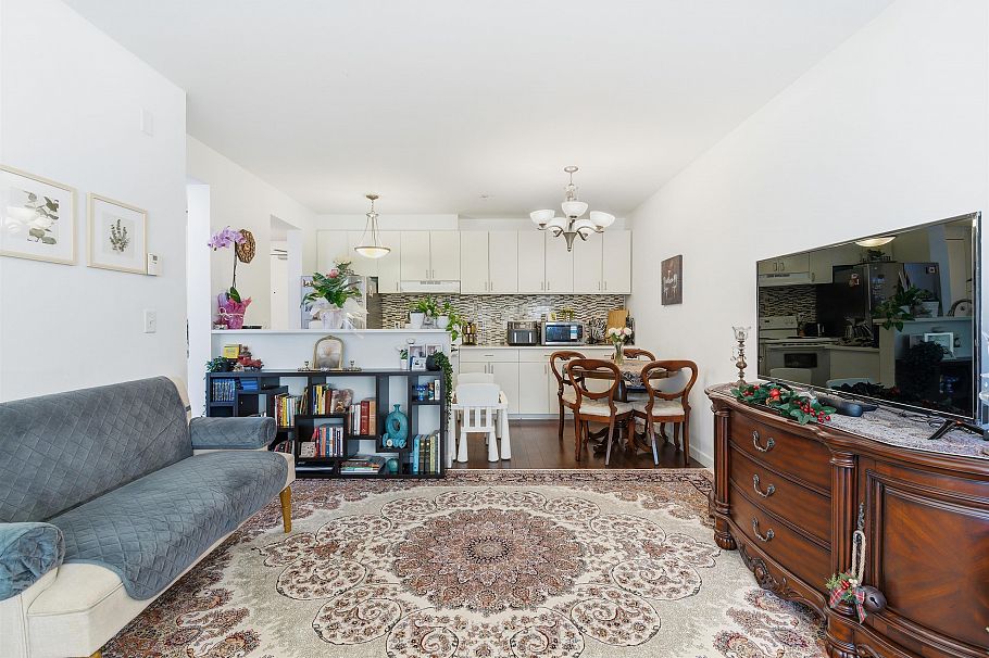 109 1033 St. Georges Avenue North Vancouver, BC - 4