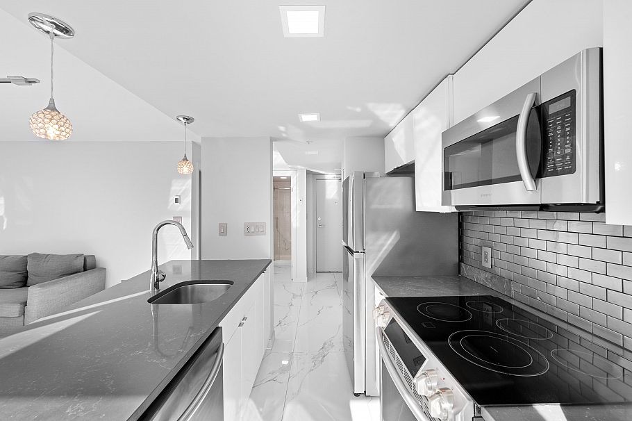 702 1188 Howe Street Vancouver, BC - 9