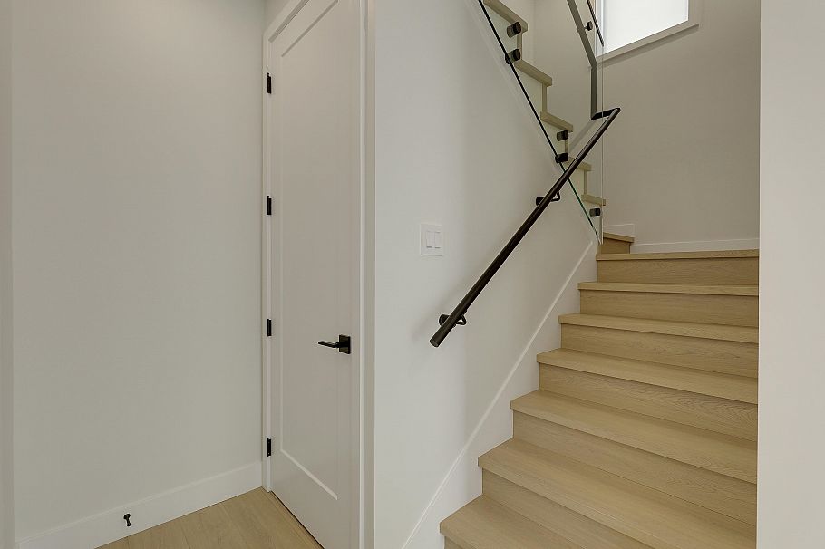 1 3695 E 26 Avenue Vancouver, BC - 17