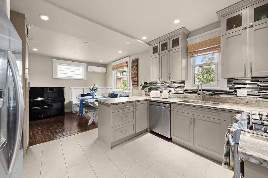 2576 Oxford Street Vancouver, BC - 7