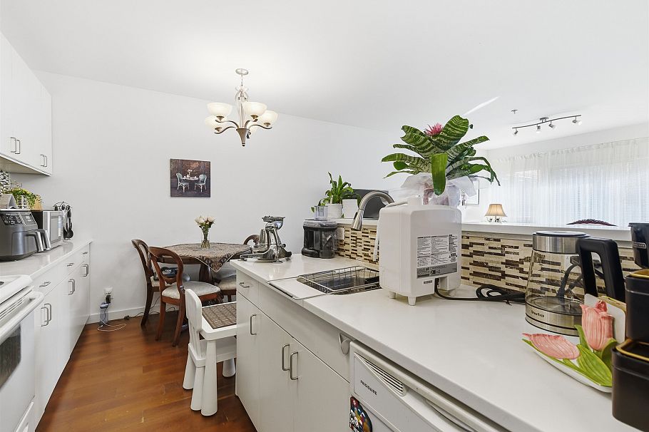 109 1033 St. Georges Avenue North Vancouver, BC - 9