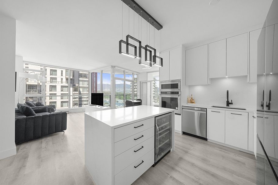 2201 1189 Melville Street Vancouver, BC - 1