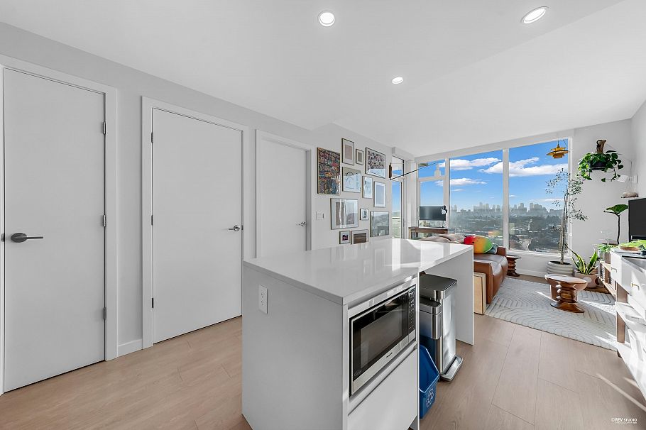 3311 4168 Lougheed Highway Burnaby, BC - 4