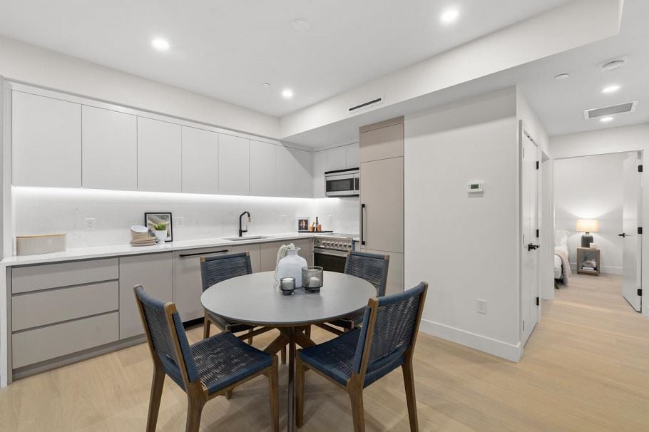 2432 W 49th Avenue Vancouver, BC - 8