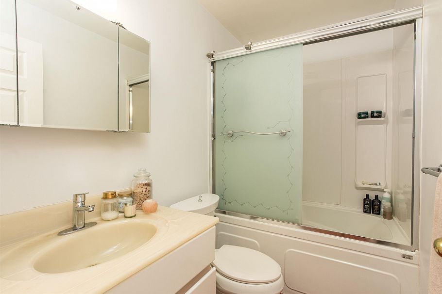 2945 W 12th Avenue Vancouver, BC - 21