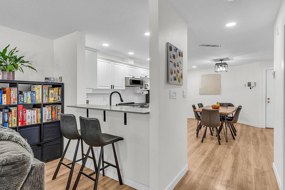 305 1500 Ostler Court North Vancouver, BC - 10