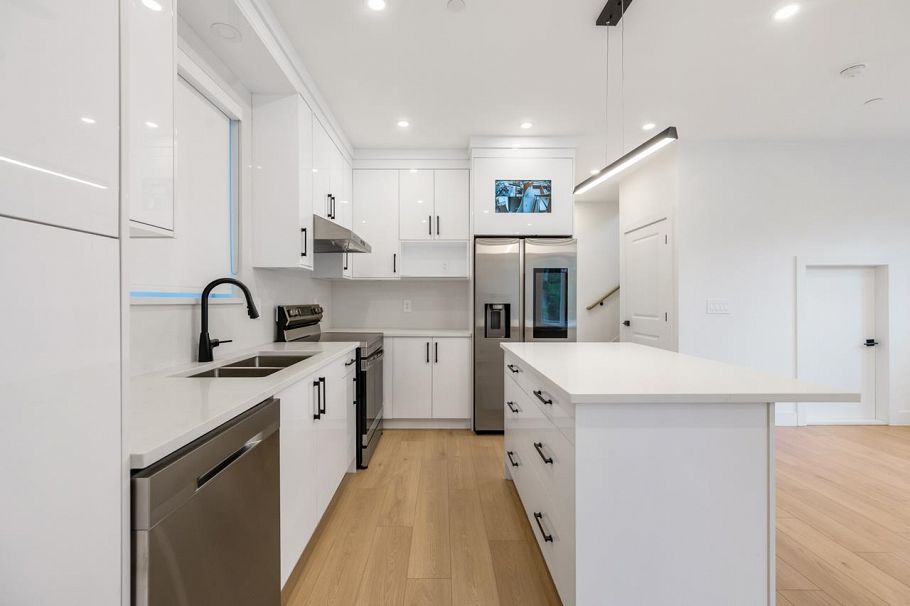 1 3096 Vanness Avenue Vancouver, BC - 4