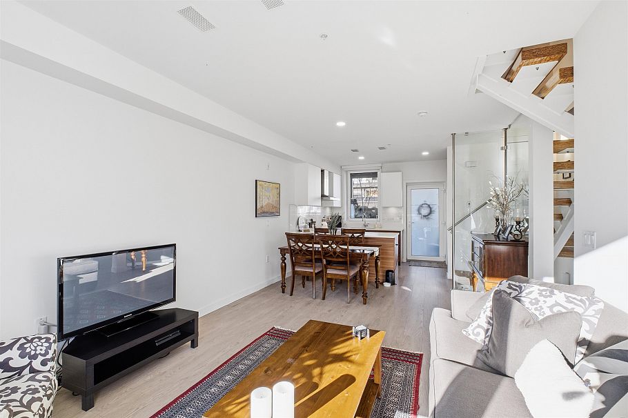 33 720 E 3rd Street North Vancouver, BC - 4