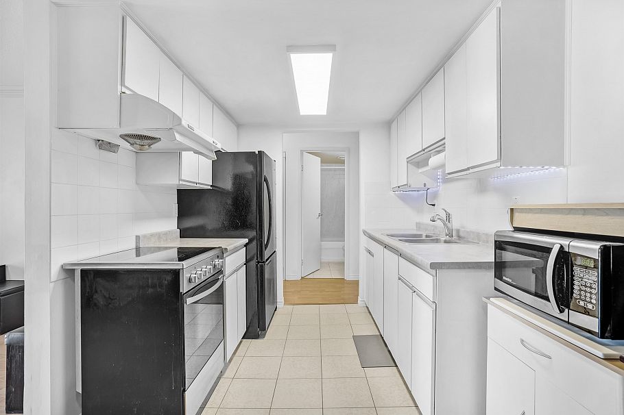 303 975 E Broadway Vancouver, BC - 2