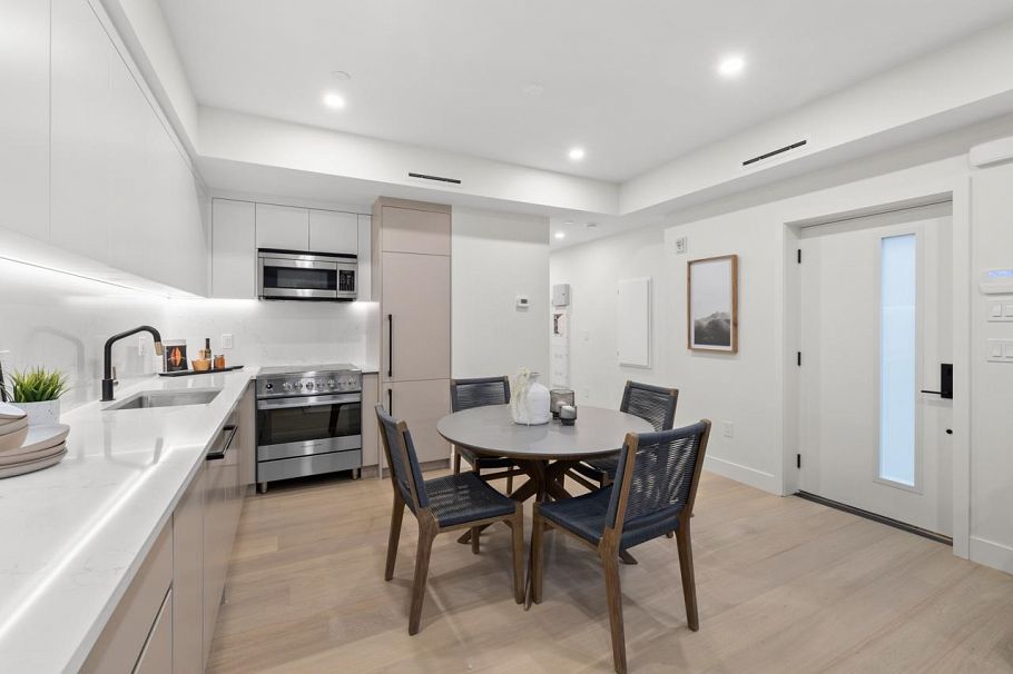 2432 W 49th Avenue Vancouver, BC - 7