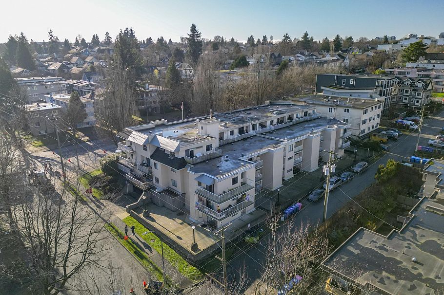 303 975 E Broadway Vancouver, BC - 1