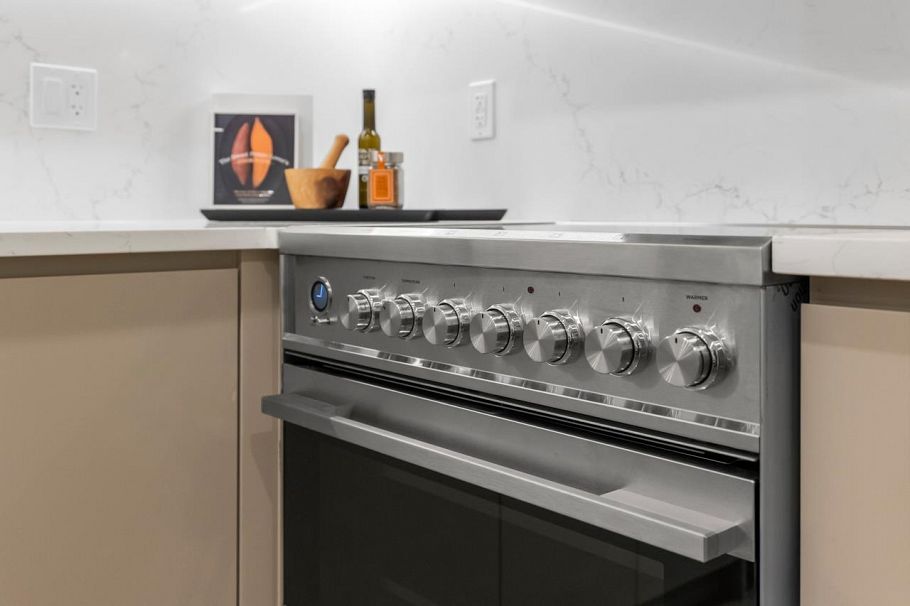 2432 W 49th Avenue Vancouver, BC - 10