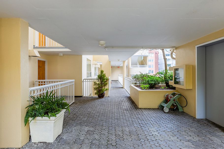 401 1406 Harwood Street Vancouver, BC - 18