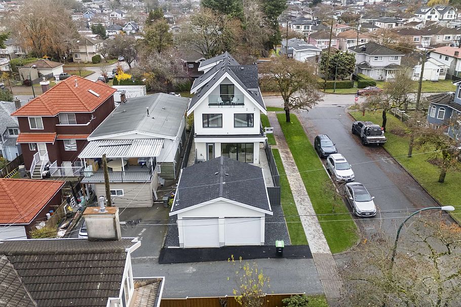 1671 E 31st Avenue Vancouver, BC - 3