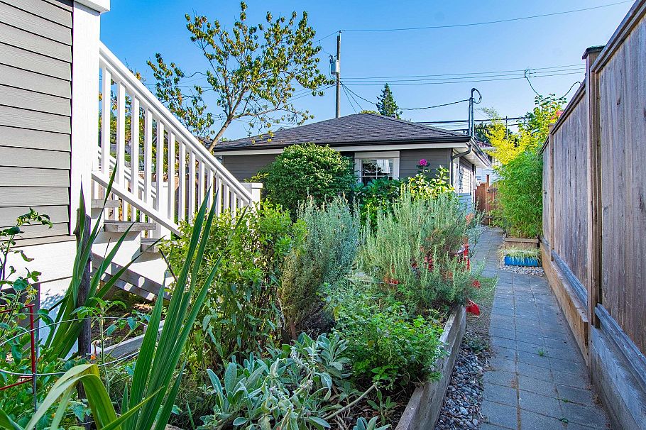 1368 E 13th Avenue Vancouver, BC - 10