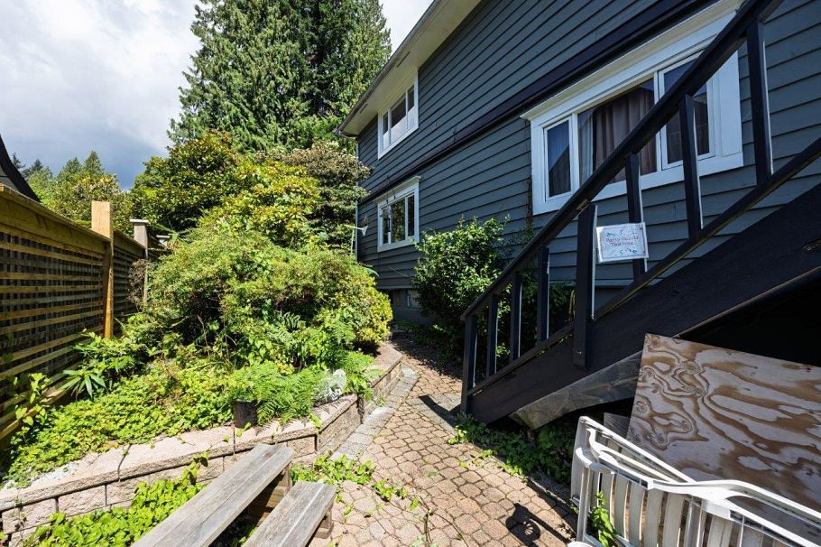 368 E Kings Road North Vancouver, BC - 33