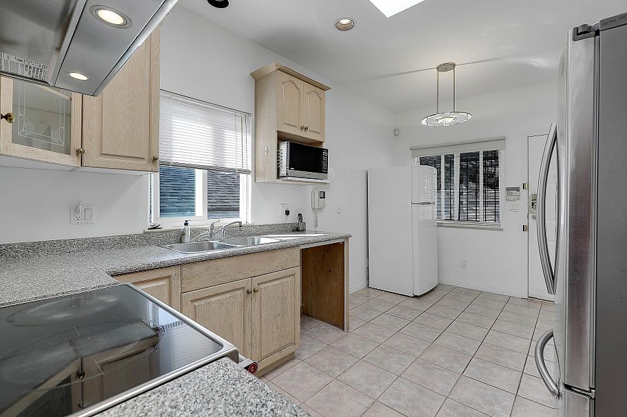 1257 E 60th Avenue Vancouver, BC - 11