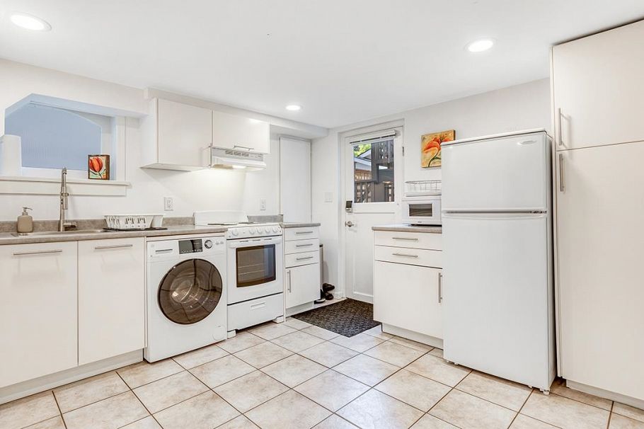 3340 W 15th Avenue Vancouver, BC - 30