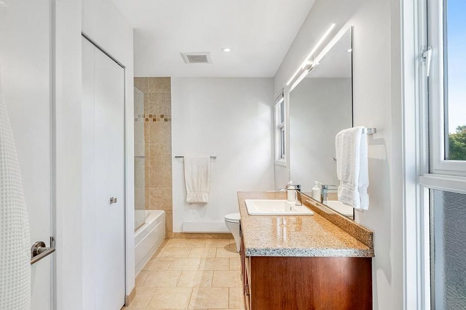 3340 W 15th Avenue Vancouver, BC - 25