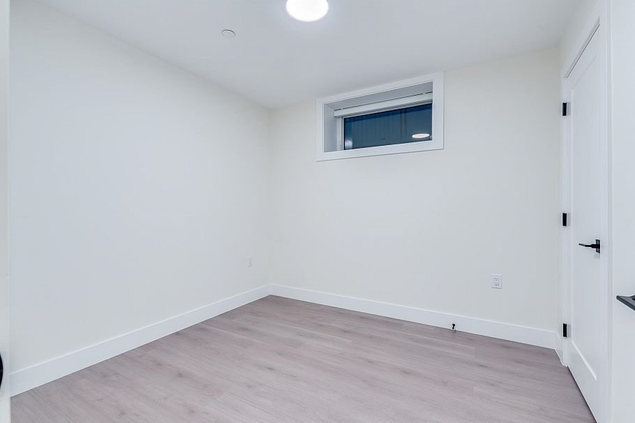 1 5459 Rhodes Street Vancouver, BC - 25