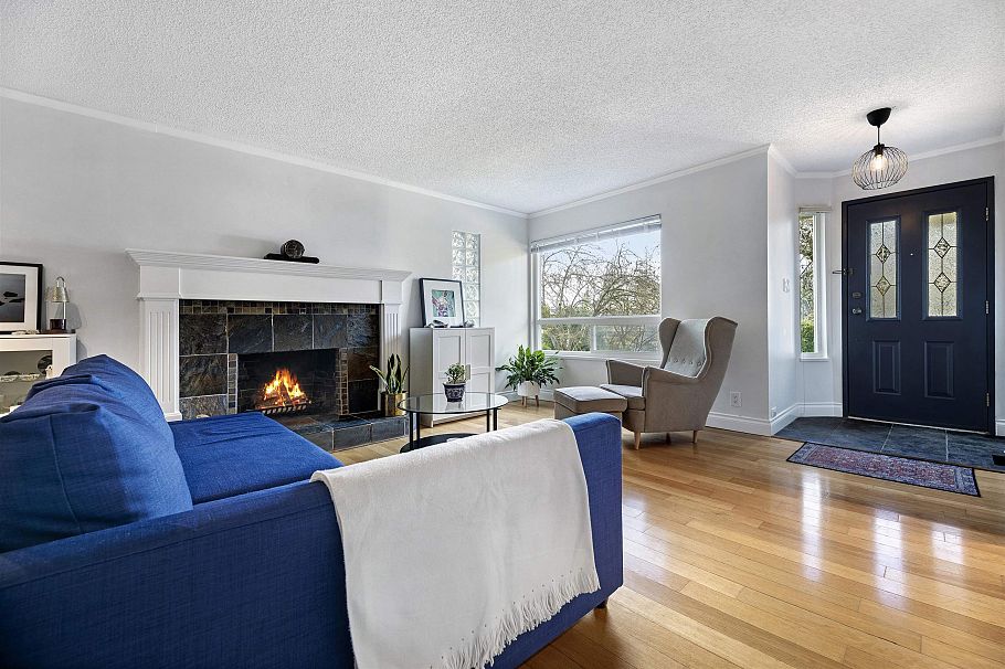 828 Nicolum Court North Vancouver, BC - 1