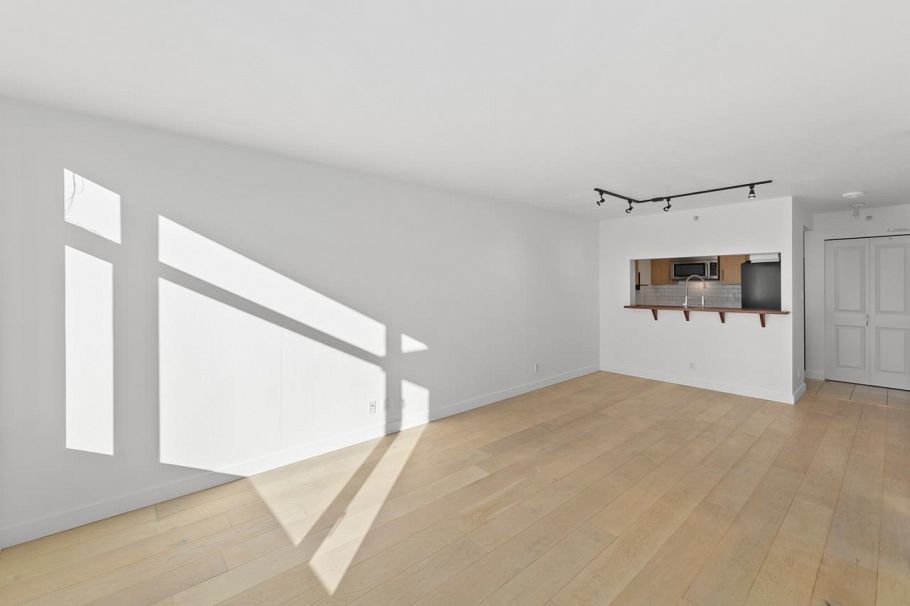 610 3660 Vanness Avenue Vancouver, BC - 2