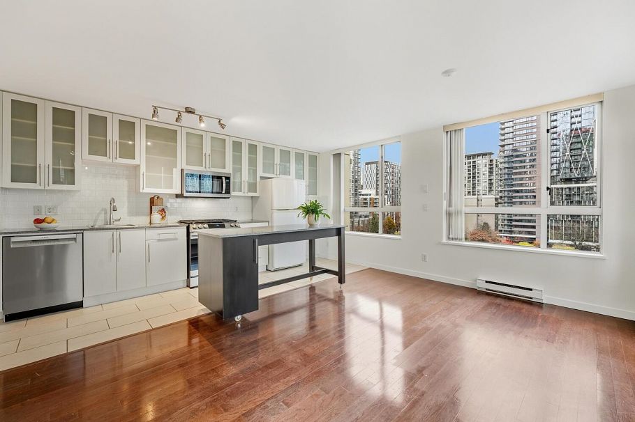 804 1225 Richards Street Vancouver, BC - 2